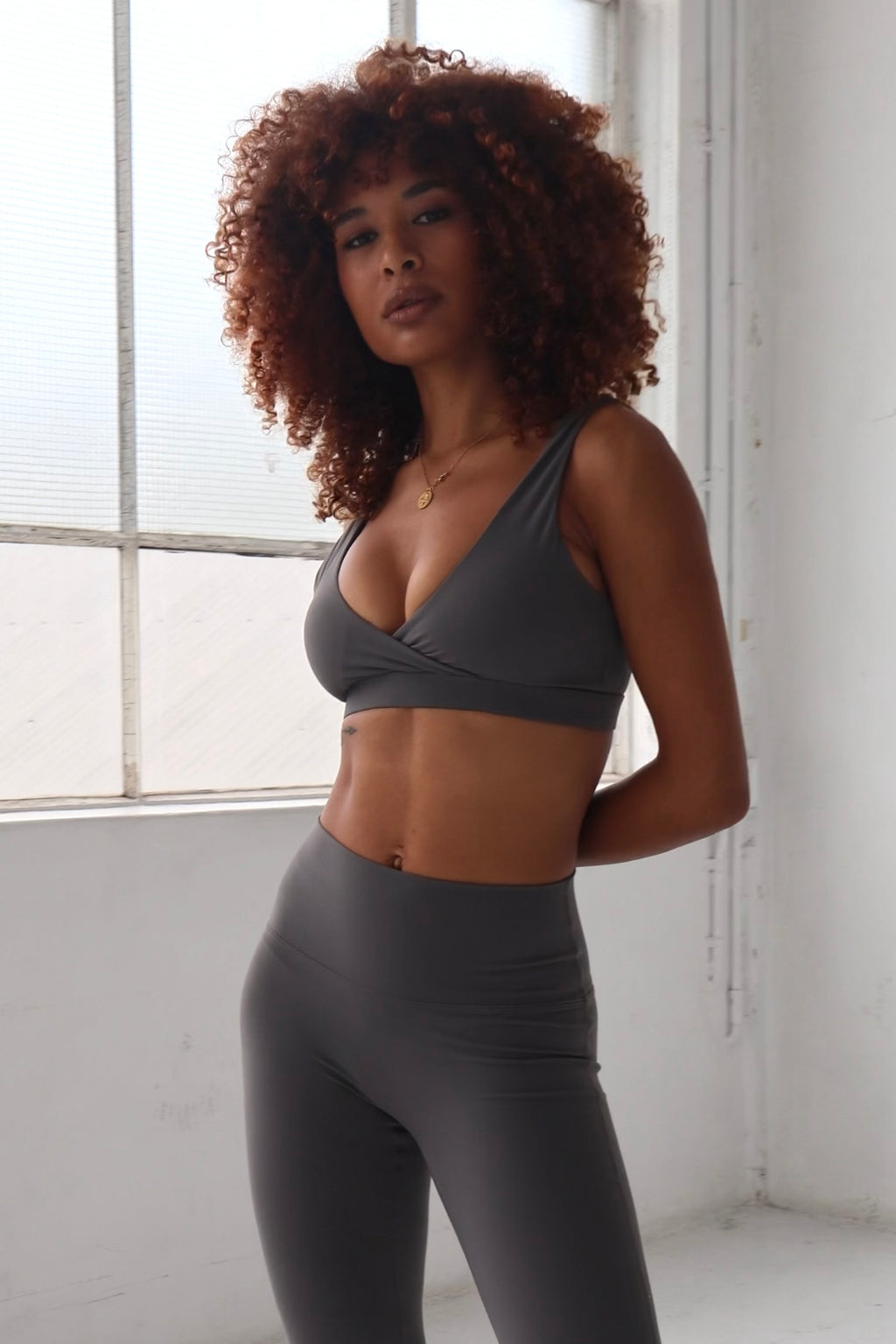 TIANNA | Active luxe crossover crop - STEEL