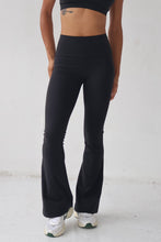 Load image into Gallery viewer, SERENA |  Active Luxe flared leggings - BLACK
