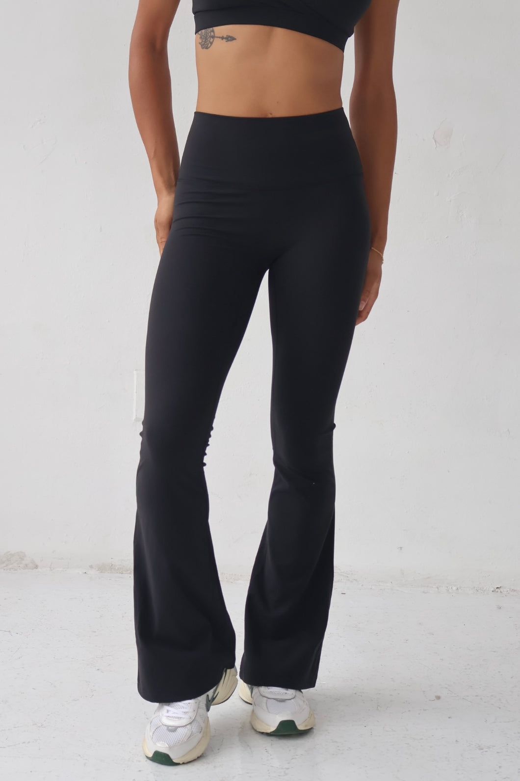 SERENA |  Active Luxe flared leggings - BLACK